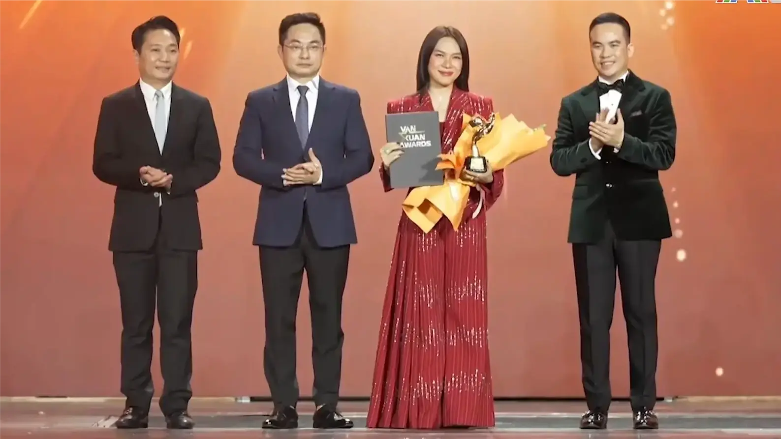 Mỹ Tâm và Hòa Minzy cùng thắng giải Đại sứ quảng cáo